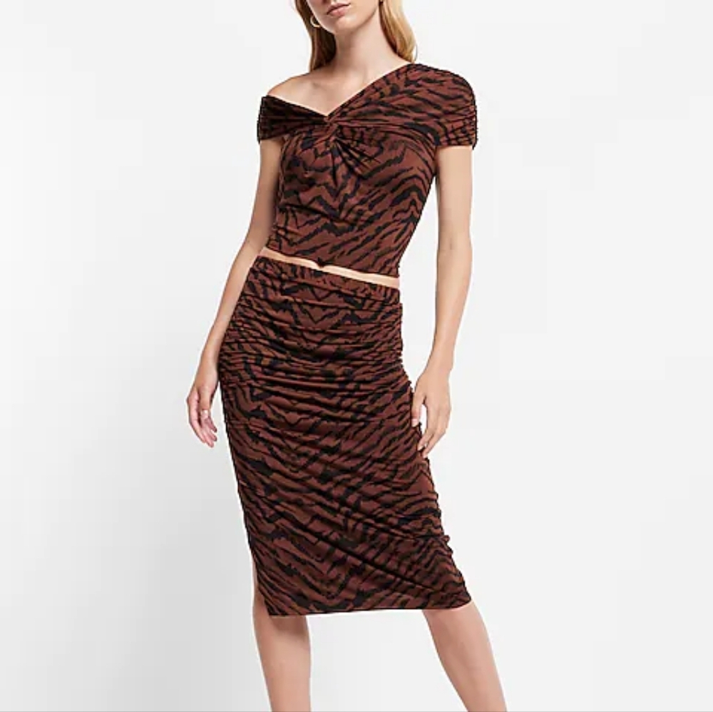 Body Contour Compression Silky Animal Print Twist One Shoulder Cropped Tee - Picture 2 of 8